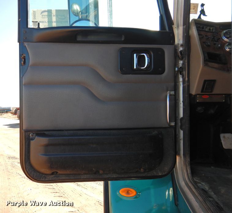 image for item DI0025 2007 Peterbilt 340 semi truck