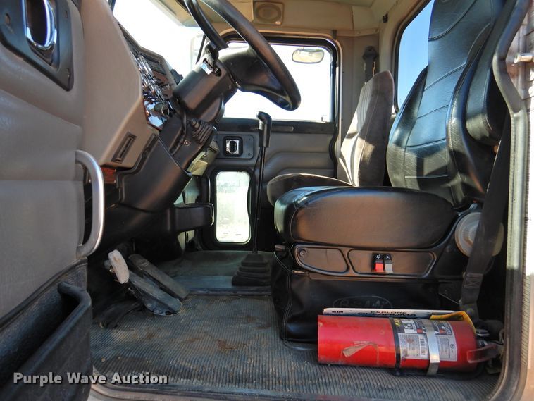 image for item DI0025 2007 Peterbilt 340 semi truck