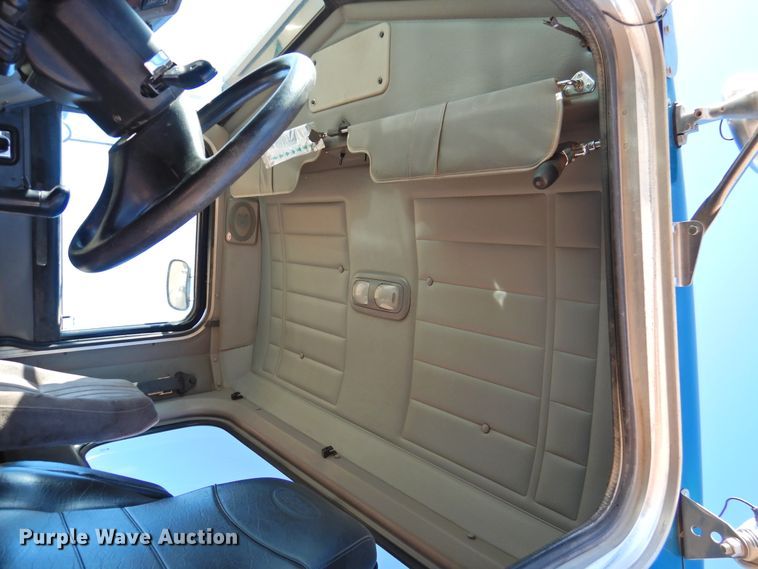 image for item DI0025 2007 Peterbilt 340 semi truck