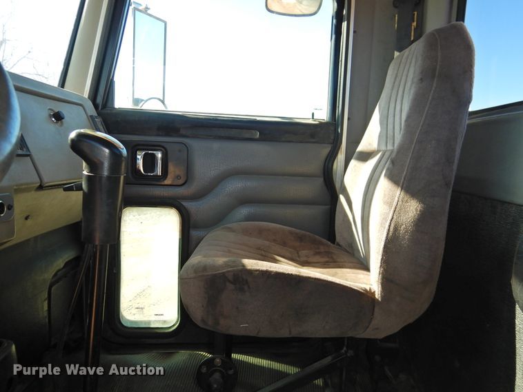 image for item DI0025 2007 Peterbilt 340 semi truck