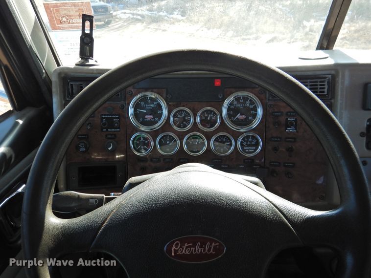 image for item DI0025 2007 Peterbilt 340 semi truck