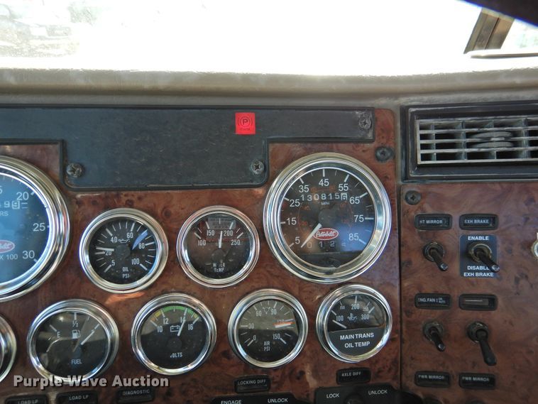 image for item DI0025 2007 Peterbilt 340 semi truck