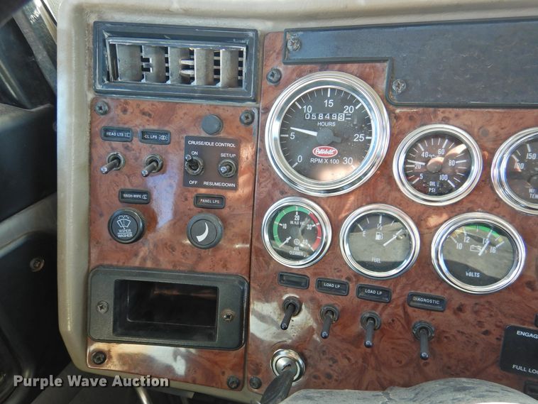 image for item DI0025 2007 Peterbilt 340 semi truck