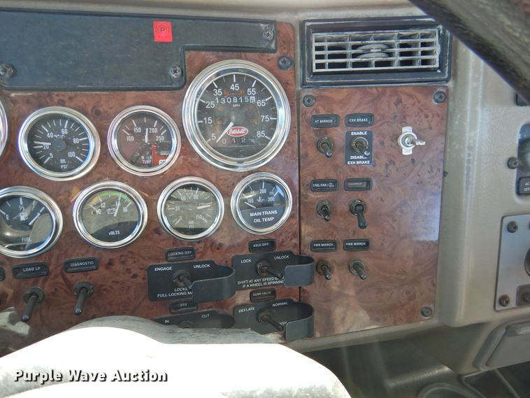 image for item DI0025 2007 Peterbilt 340 semi truck