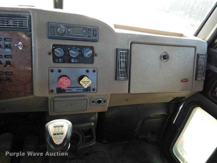 image for item DI0025 2007 Peterbilt 340 semi truck