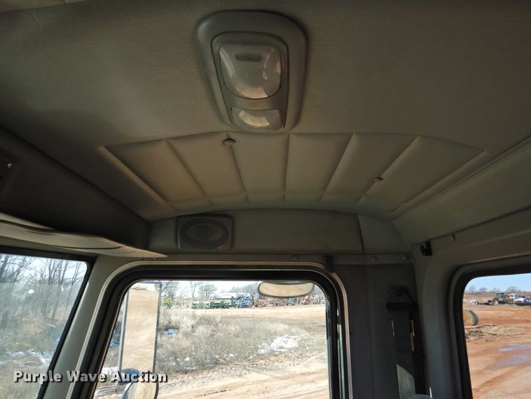 image for item DI0025 2007 Peterbilt 340 semi truck