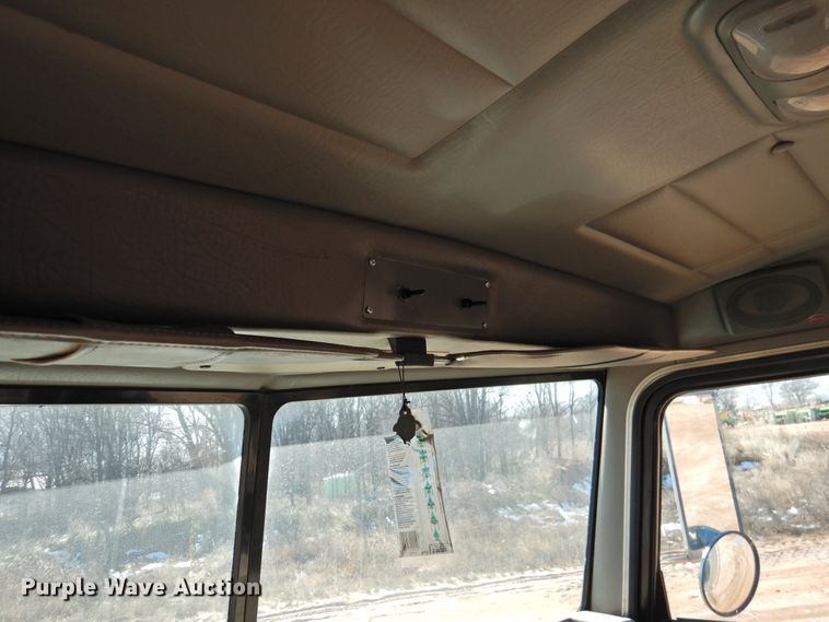 image for item DI0025 2007 Peterbilt 340 semi truck