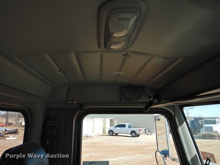 image for item DI0025 2007 Peterbilt 340 semi truck