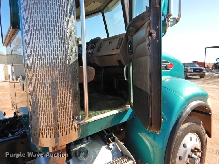 image for item DI0025 2007 Peterbilt 340 semi truck