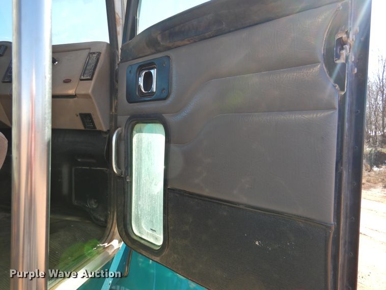 image for item DI0025 2007 Peterbilt 340 semi truck