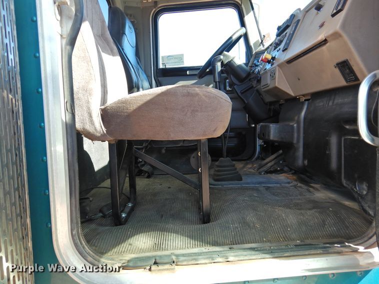 image for item DI0025 2007 Peterbilt 340 semi truck