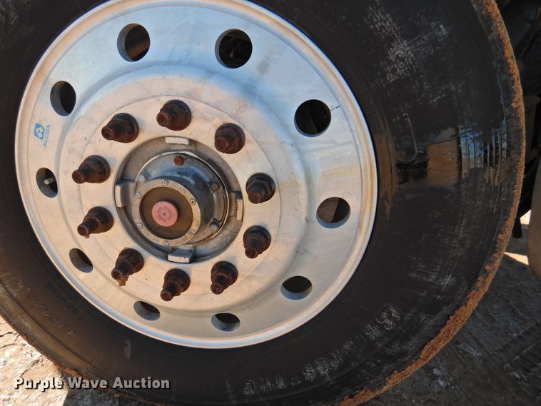 image for item DI0025 2007 Peterbilt 340 semi truck