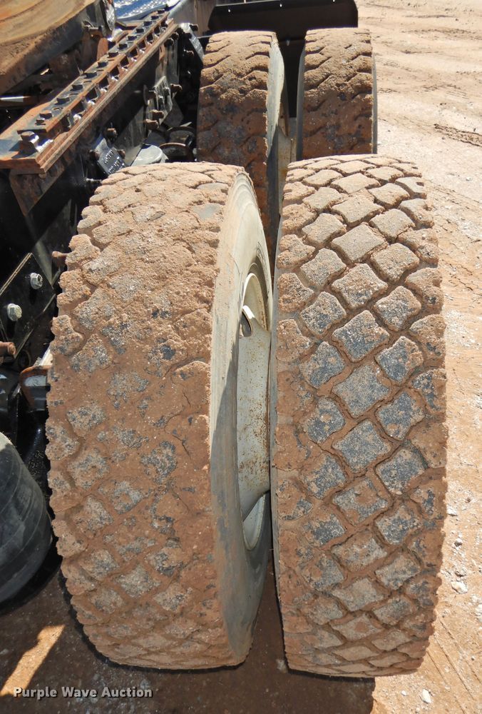 image for item DI0025 2007 Peterbilt 340 semi truck