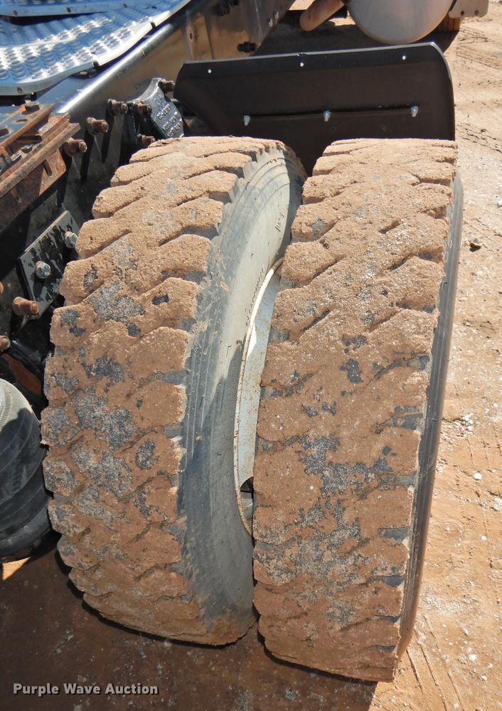 image for item DI0025 2007 Peterbilt 340 semi truck