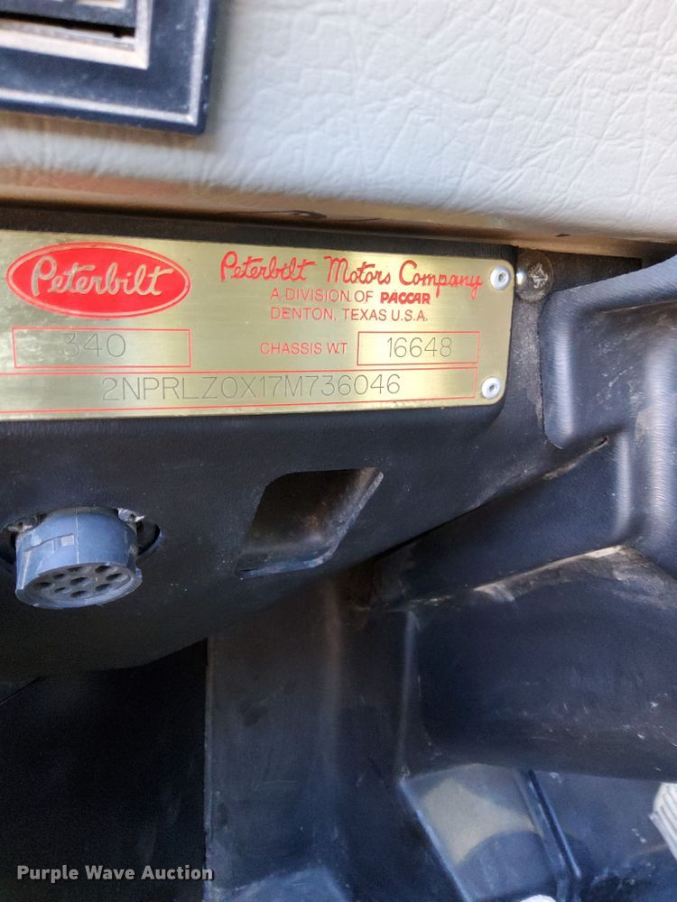 image for item DI0025 2007 Peterbilt 340 semi truck