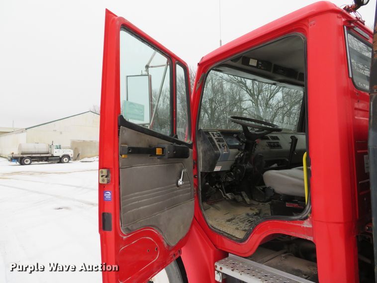 image for item DI2025 2003 Freightliner FL70 flatbed truck