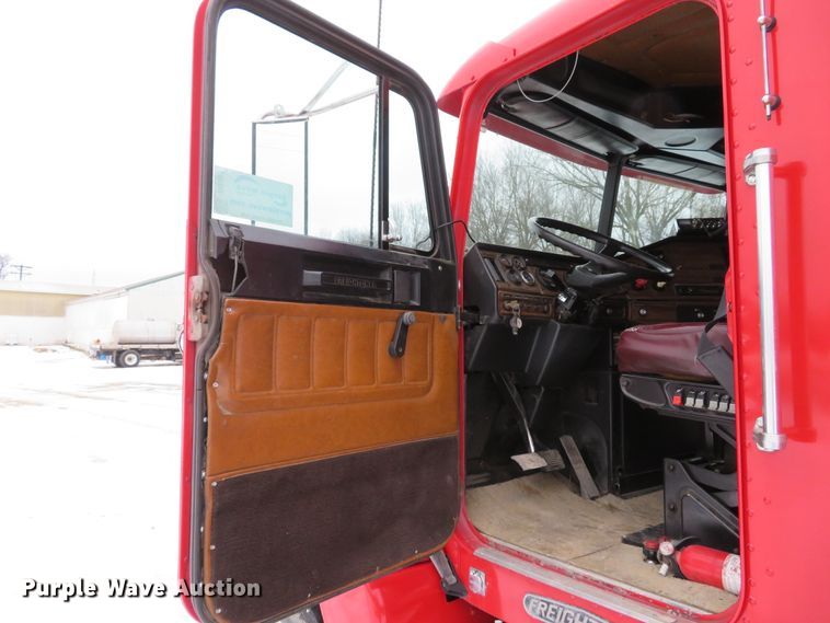 image for item DI2026 1994 Freightliner FLD semi truck