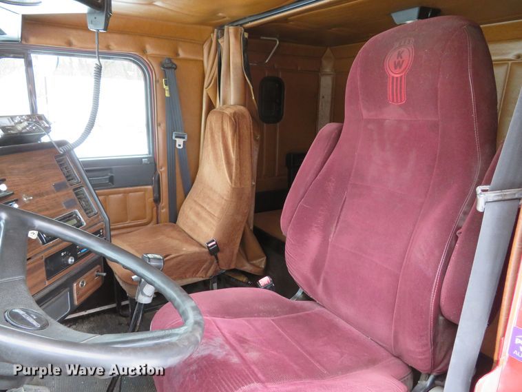 image for item DI2026 1994 Freightliner FLD semi truck