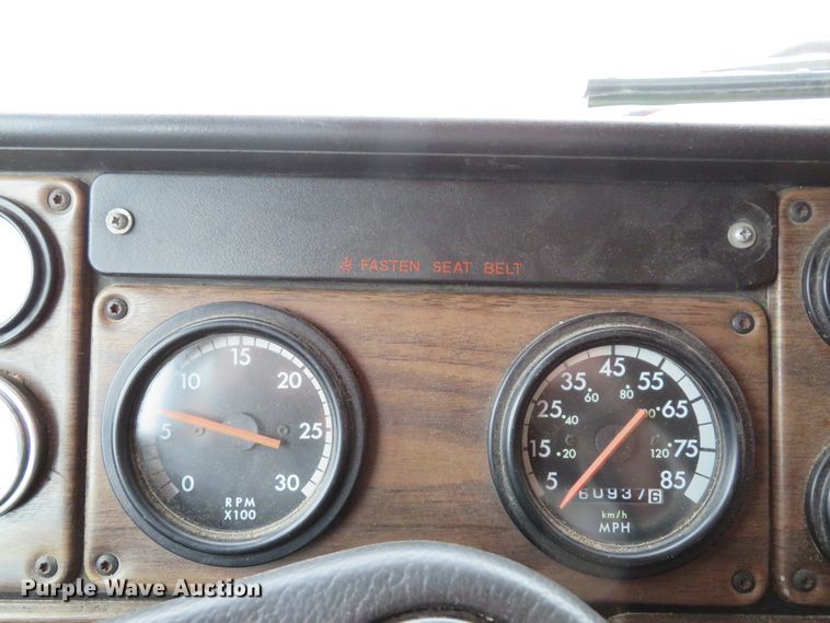 image for item DI2026 1994 Freightliner FLD semi truck