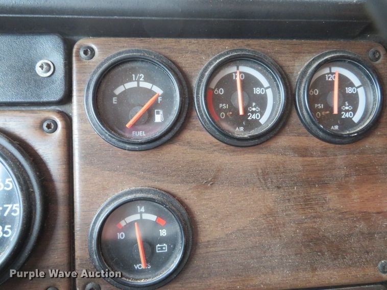 image for item DI2026 1994 Freightliner FLD semi truck