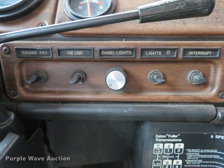 image for item DI2026 1994 Freightliner FLD semi truck