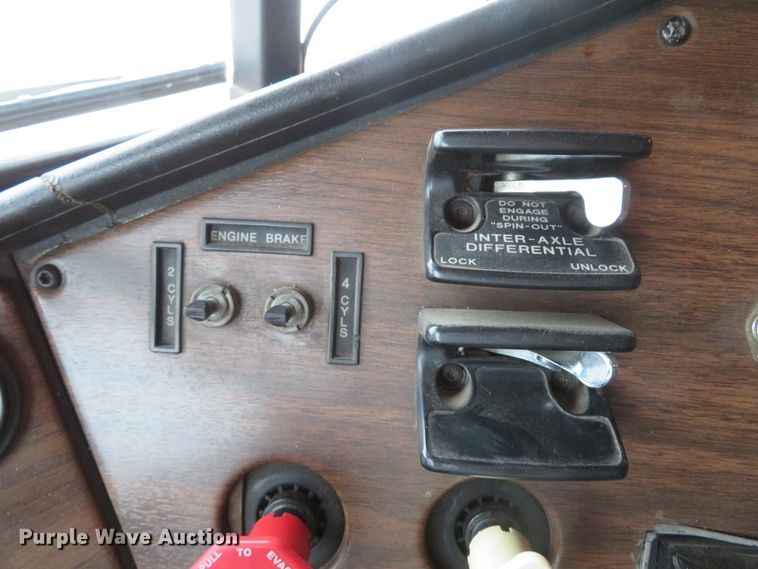 image for item DI2026 1994 Freightliner FLD semi truck