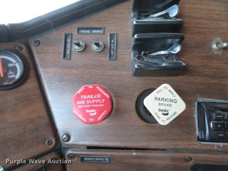 image for item DI2026 1994 Freightliner FLD semi truck