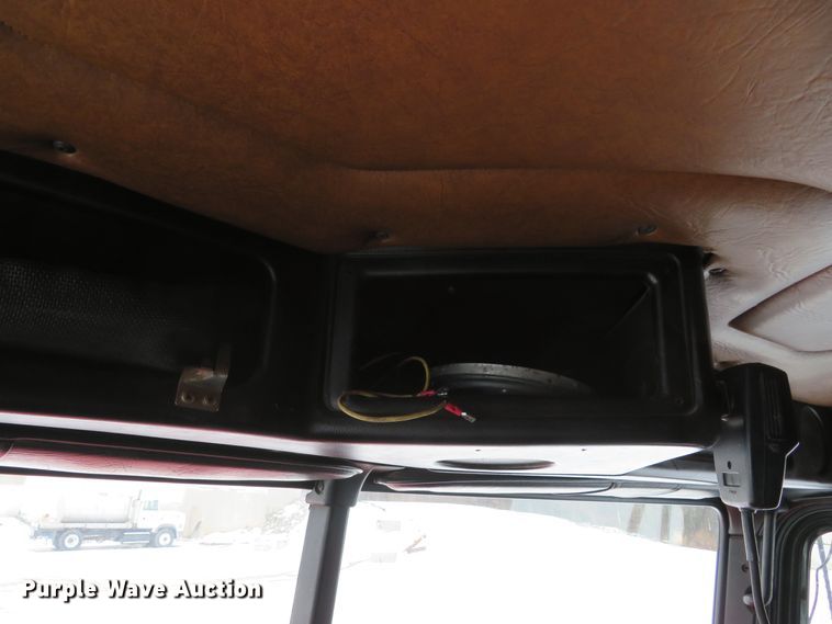 image for item DI2026 1994 Freightliner FLD semi truck