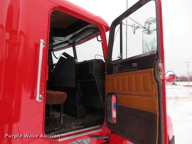 image for item DI2026 1994 Freightliner FLD semi truck