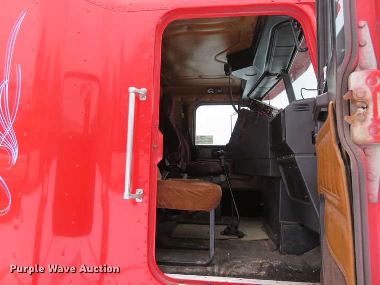 image for item DI2026 1994 Freightliner FLD semi truck