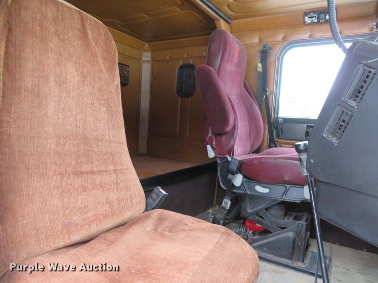 image for item DI2026 1994 Freightliner FLD semi truck