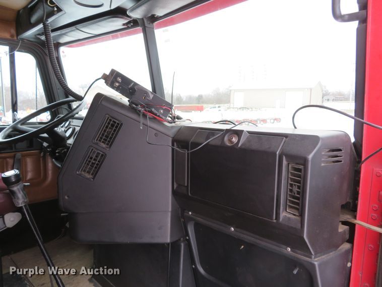 image for item DI2026 1994 Freightliner FLD semi truck