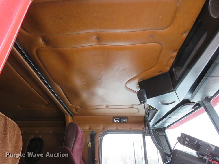 image for item DI2026 1994 Freightliner FLD semi truck