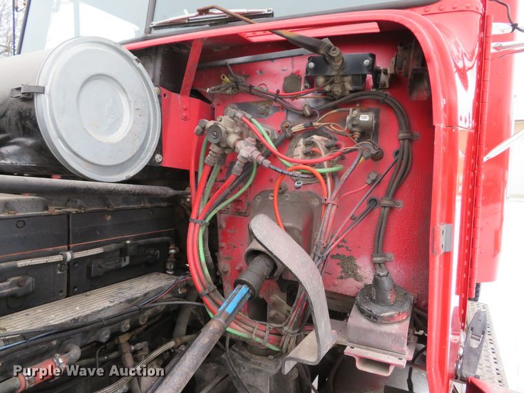 image for item DI2026 1994 Freightliner FLD semi truck