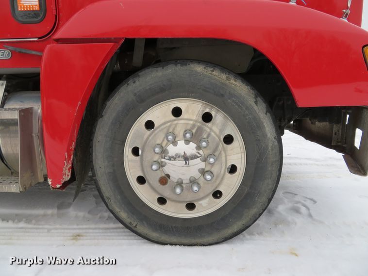 image for item DI2026 1994 Freightliner FLD semi truck