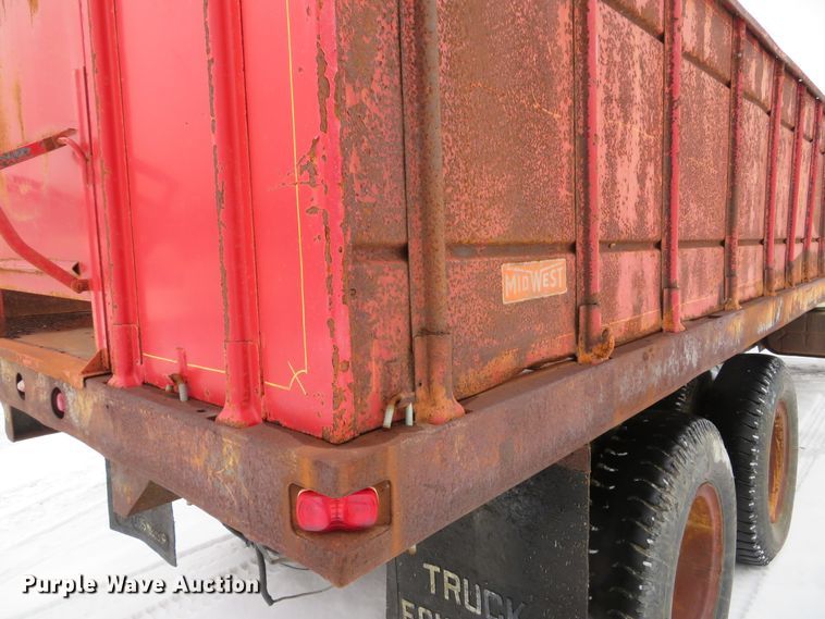 image for item DI2027 1979 International grain truck