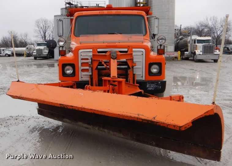 image for item DI2451 1980 International 1700 dump truck