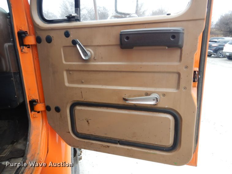 image for item DI2451 1980 International 1700 dump truck