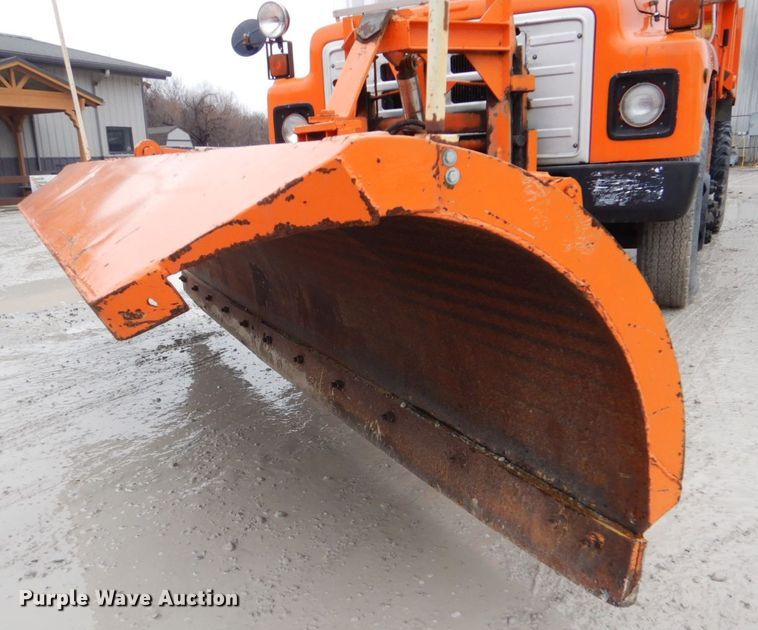 image for item DI2451 1980 International 1700 dump truck