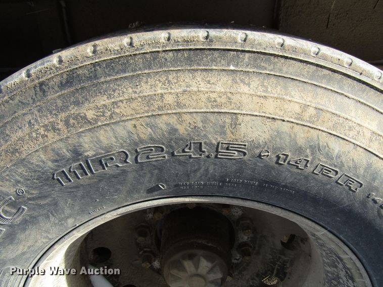 image for item FD9335 1981 Hobbs double hopper bottom grain trailer