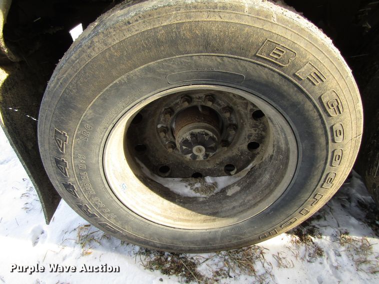 image for item FD9335 1981 Hobbs double hopper bottom grain trailer