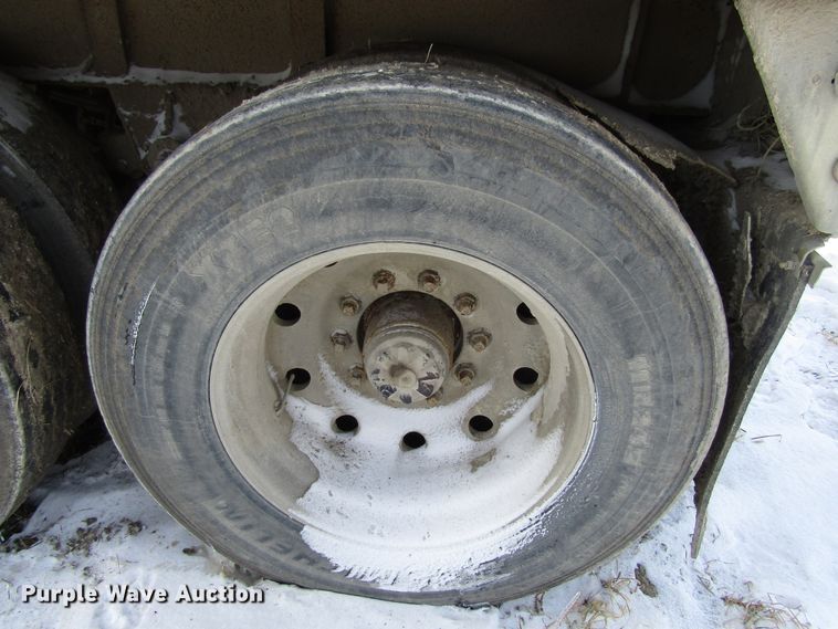 image for item FD9335 1981 Hobbs double hopper bottom grain trailer