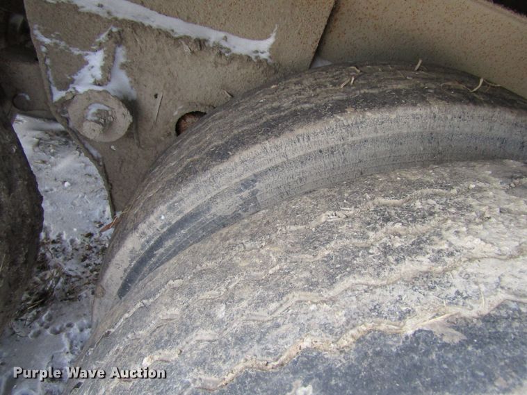 image for item FD9335 1981 Hobbs double hopper bottom grain trailer