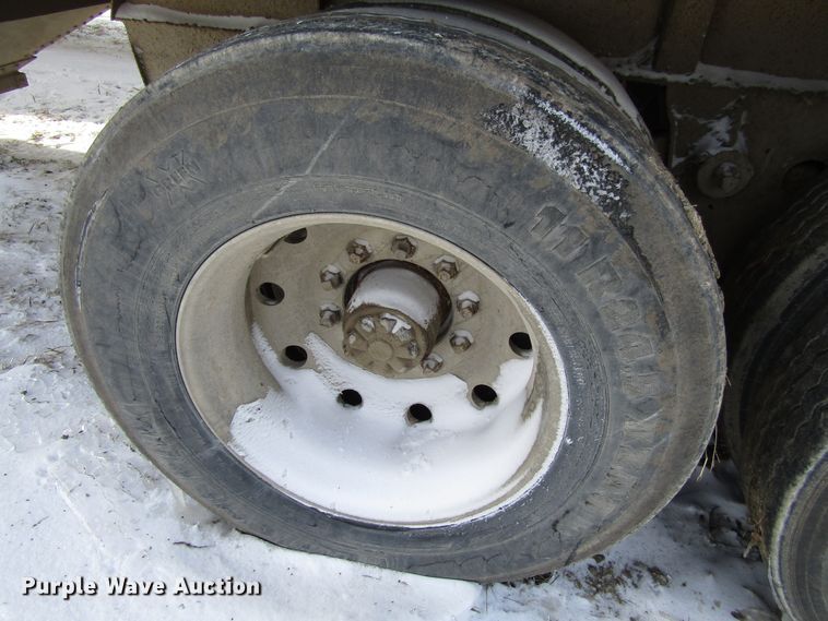 image for item FD9335 1981 Hobbs double hopper bottom grain trailer