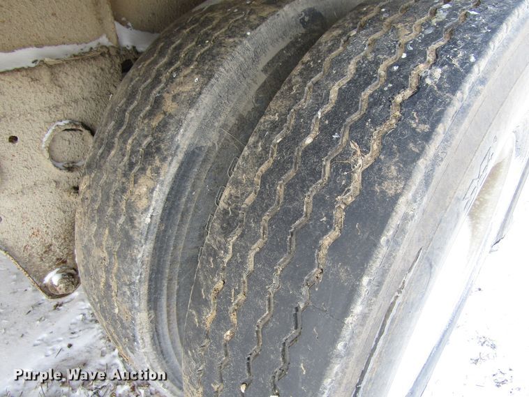 image for item FD9335 1981 Hobbs double hopper bottom grain trailer