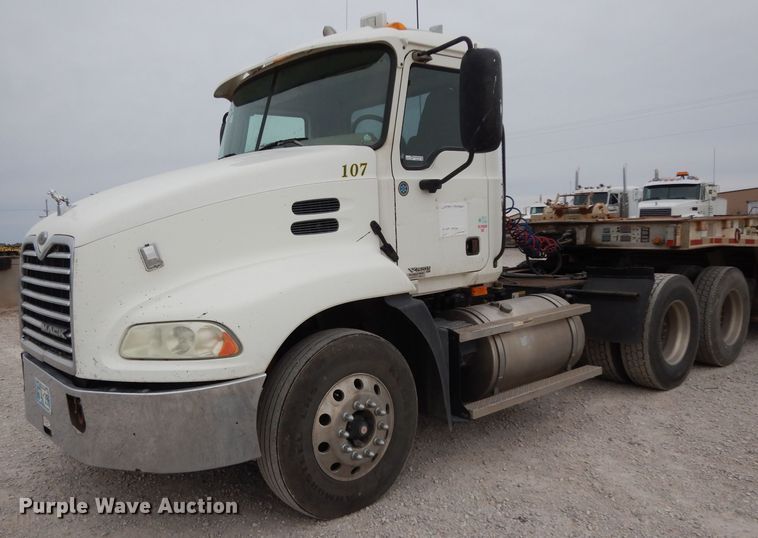 image for item GC9125 2005 Mack CXN613 semi truck