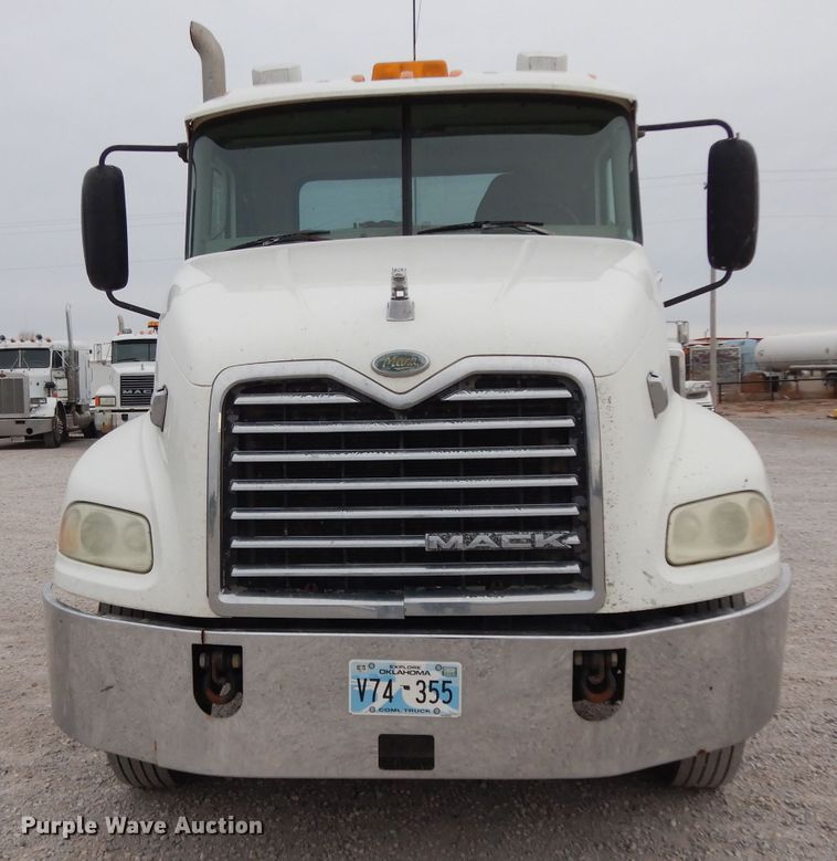 image for item GC9125 2005 Mack CXN613 semi truck