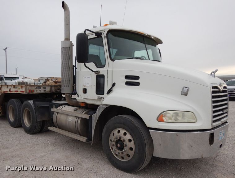 image for item GC9125 2005 Mack CXN613 semi truck