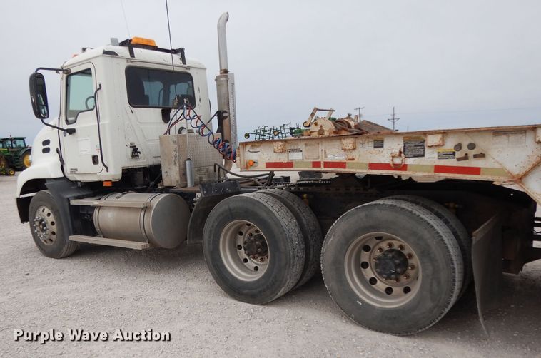 image for item GC9125 2005 Mack CXN613 semi truck