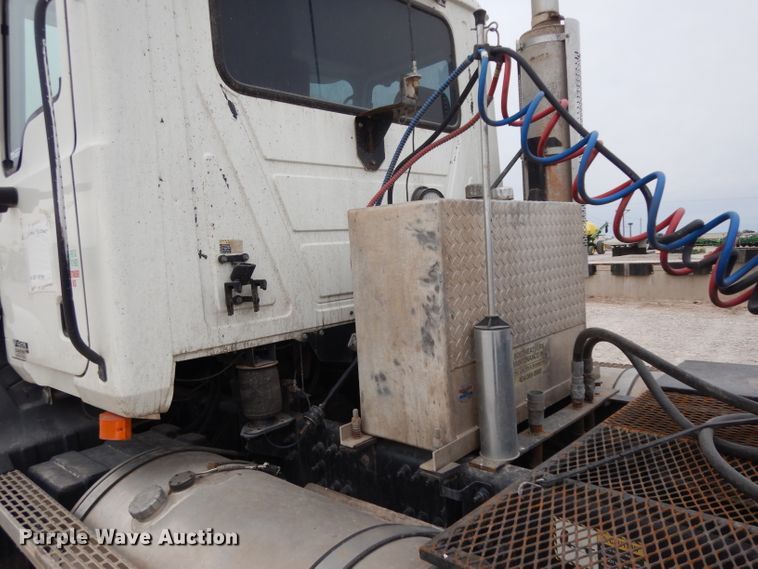 image for item GC9125 2005 Mack CXN613 semi truck